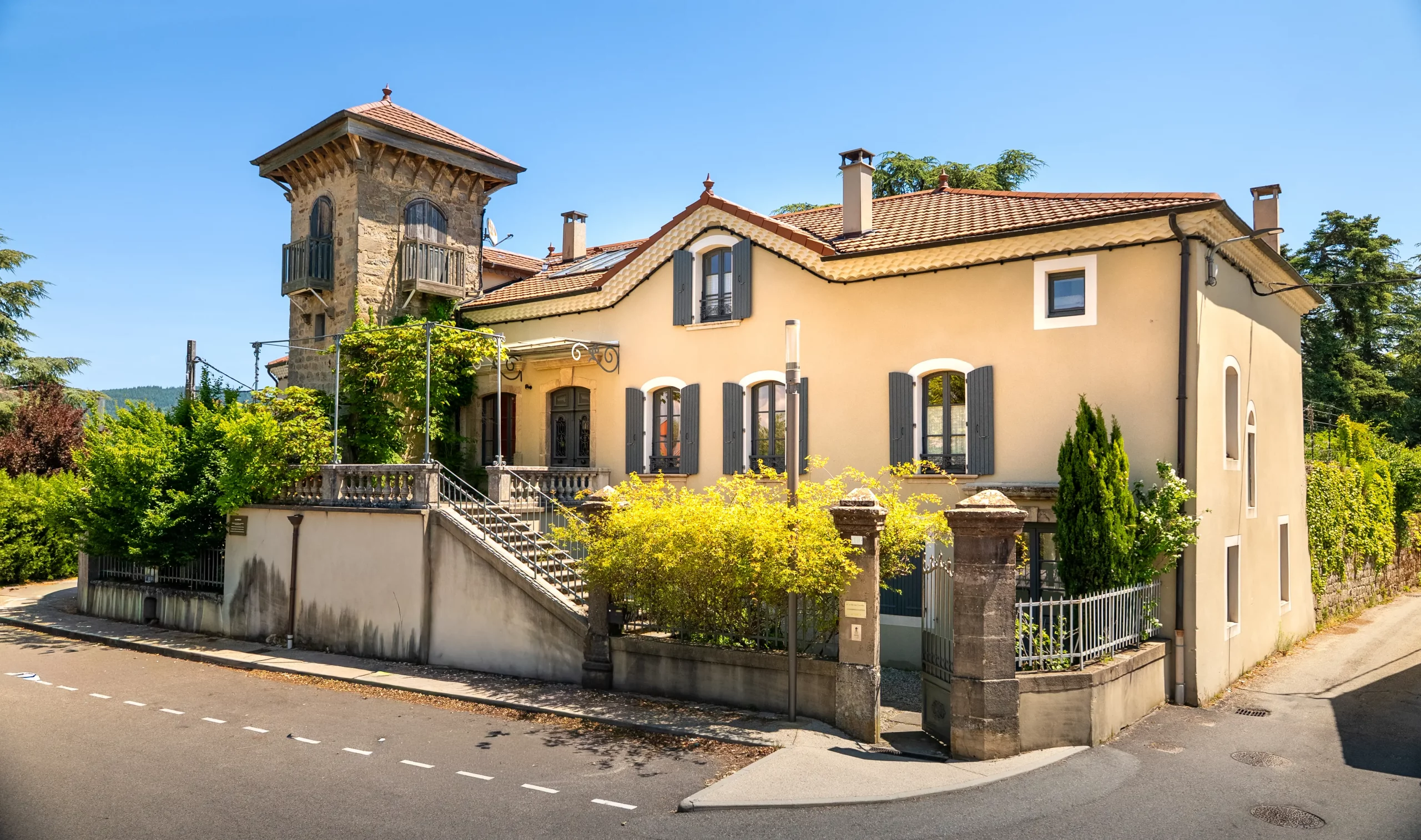 VILLA DES CHARMILLE ext -1